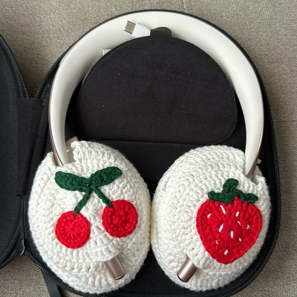 Like new Bose overear headphones with covers included